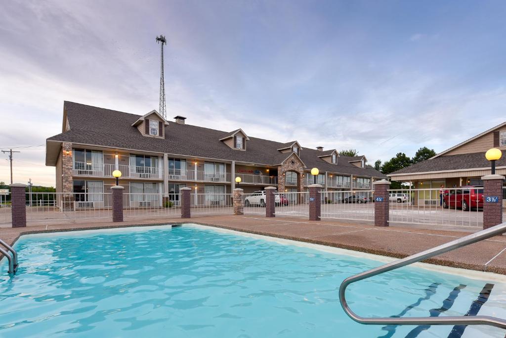 罗兰Interstate Inn的大楼前的大型游泳池