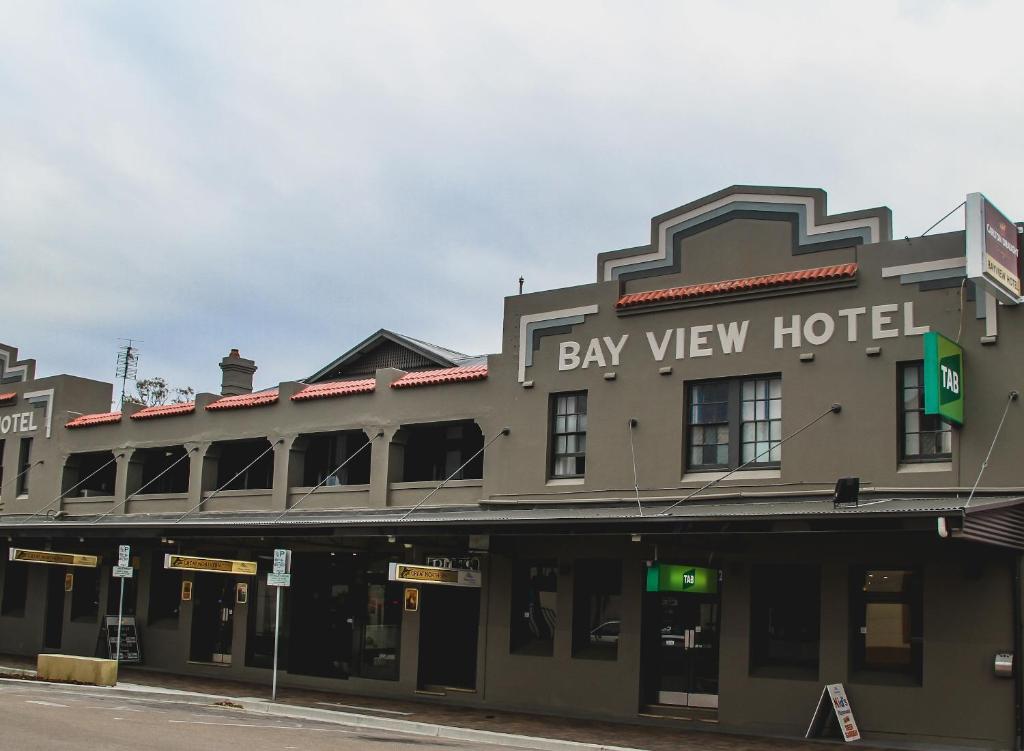 巴特曼斯贝巴特曼斯湾湾景酒店的街角的海湾景酒店