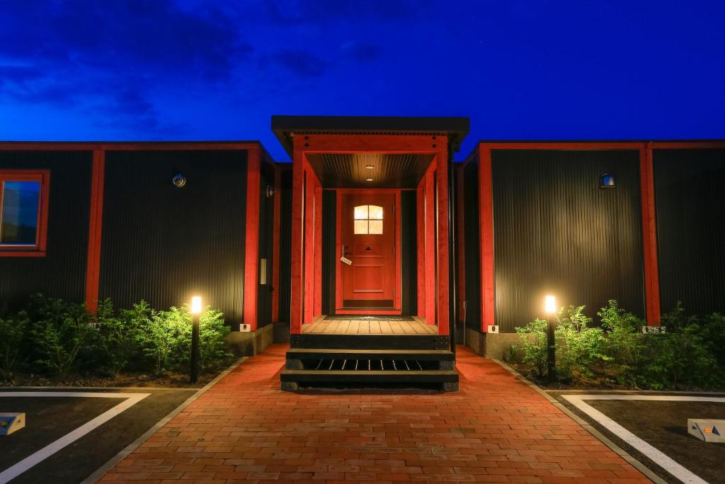 美瑛町福托格美瑛旅馆的夜晚有红色门的房子