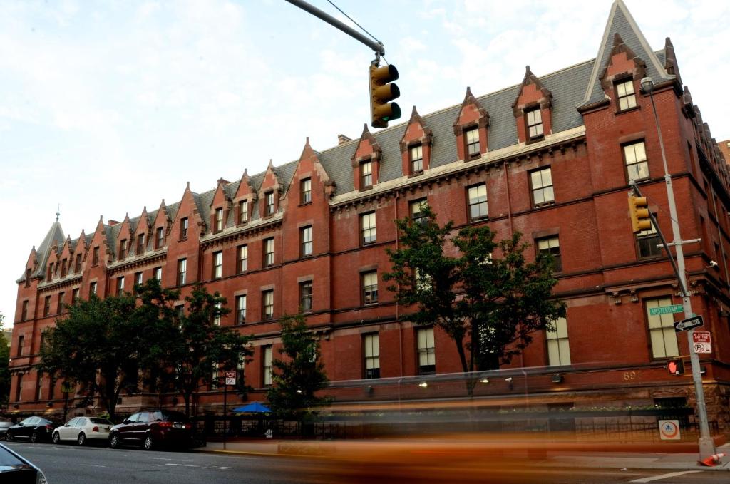 纽约HI New York City Hostel的一座大型砖砌建筑前的交通灯