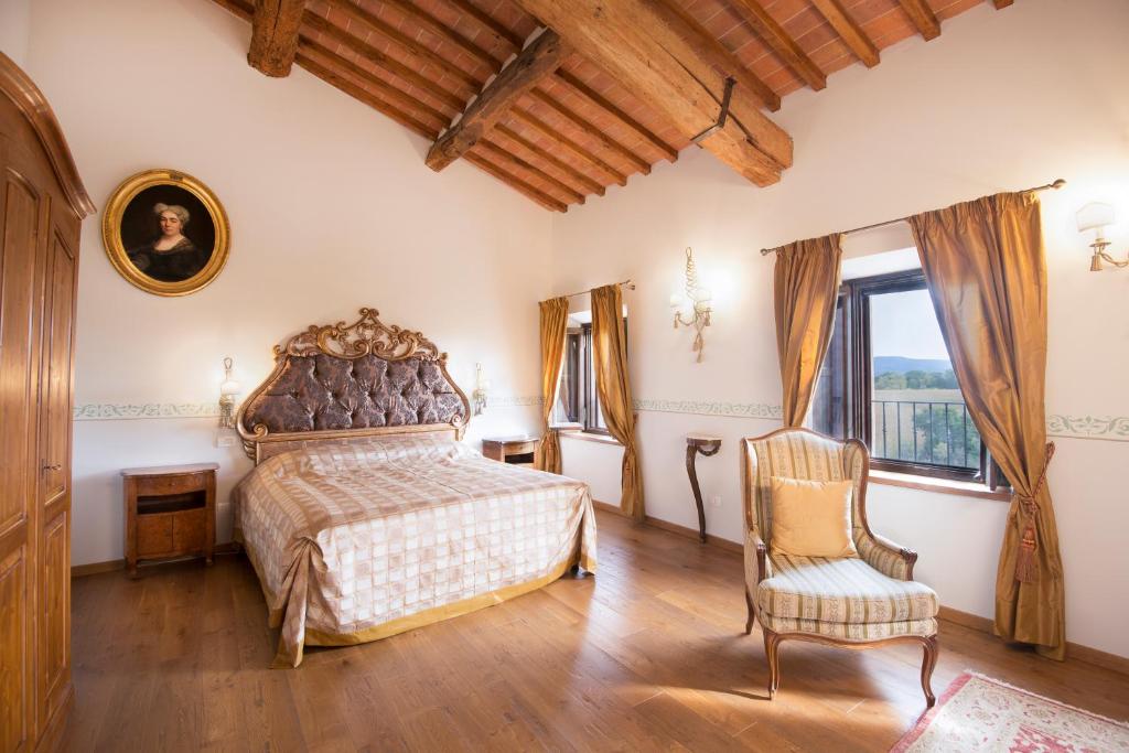 埃尔萨谷口村帕拉佐帕齐尼酒店的一间卧室配有一张床和一把椅子