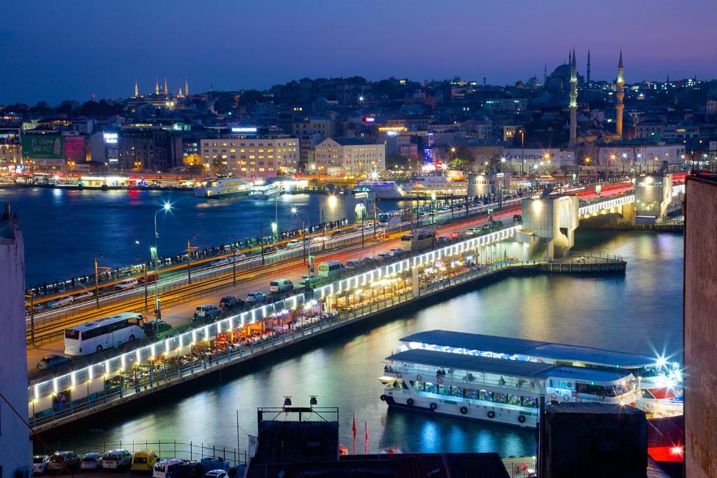 伊斯坦布尔时代报金角湾酒店的享有河流和城市的夜景