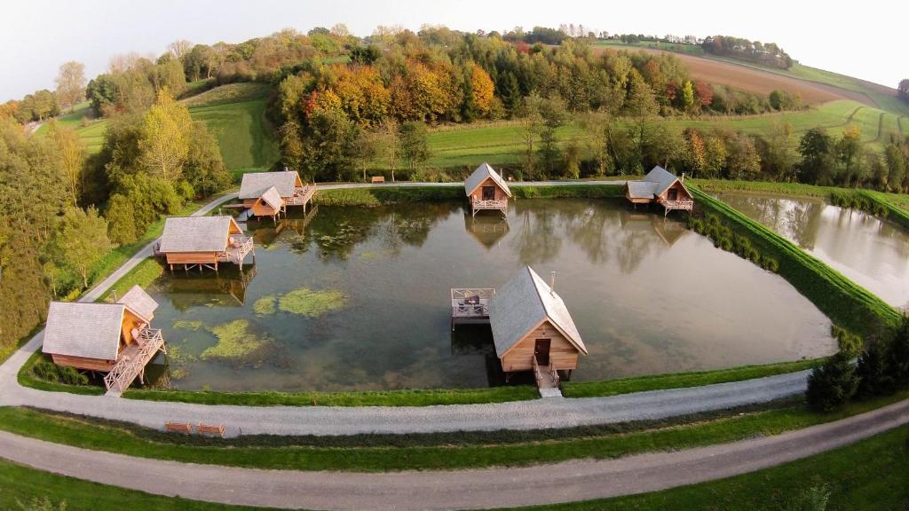 Ermeton-sur-Biert英索莱特阿夸洛奇木屋的享有湖泊的空中景致,设有小屋