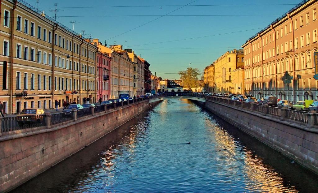 圣彼得堡克拉斯基MK酒店的城市中心一条运河,有停泊的汽车