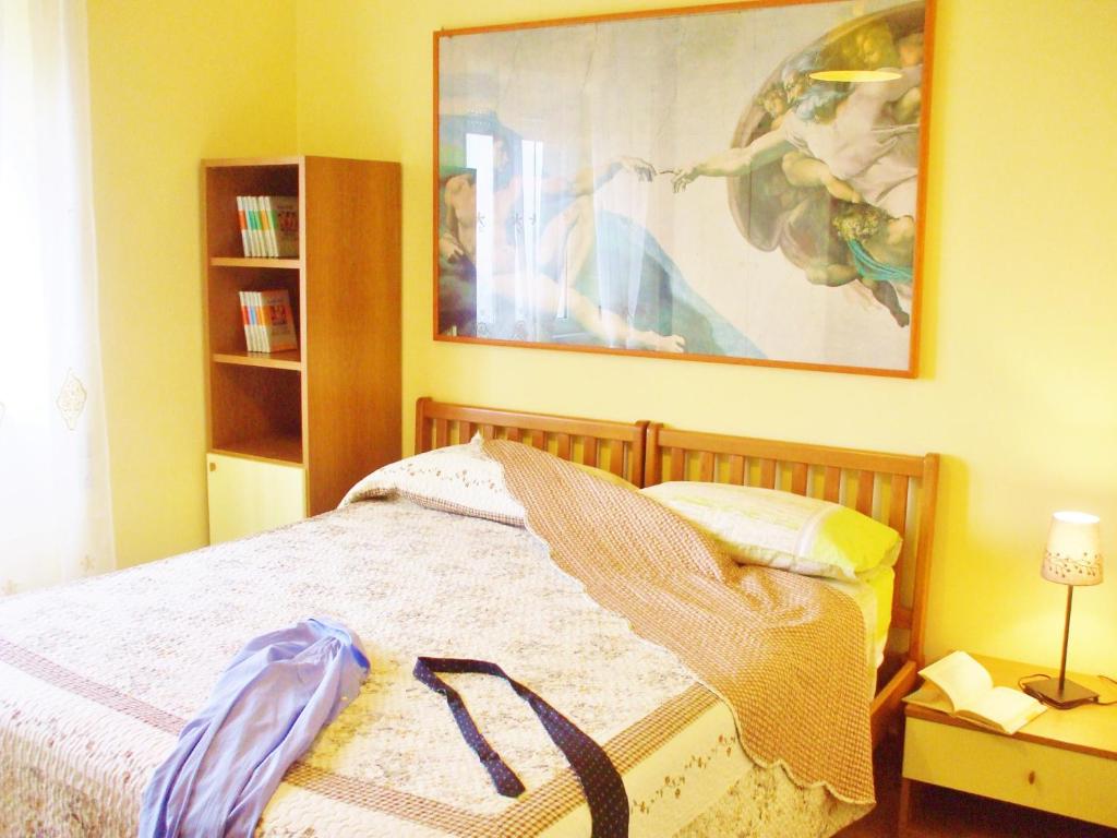 圣埃利亚-菲尔梅拉彼得青柠绿公寓的卧室配有一张床,墙上挂有绘画作品