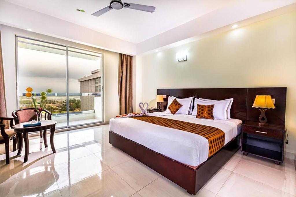 库克斯巴扎Hotel Sea Uttara的一间卧室设有一张大床和一个大窗户