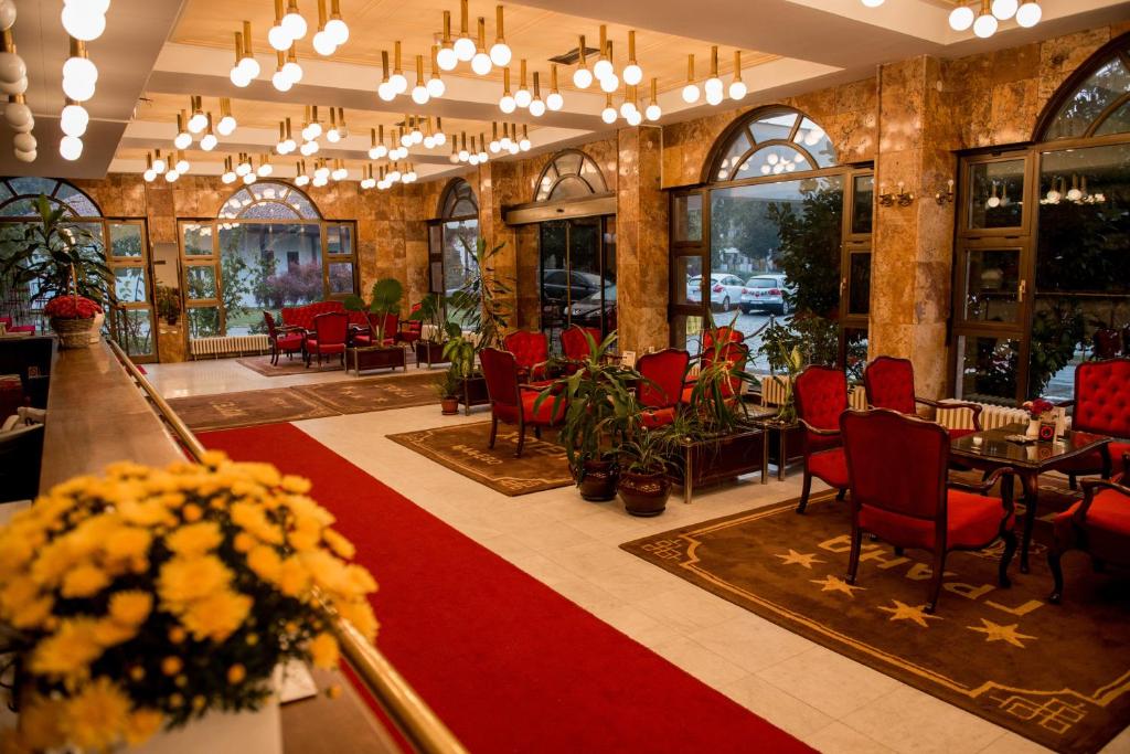 瓦列沃格兰德酒店的一间设有红色椅子和红地毯的餐厅