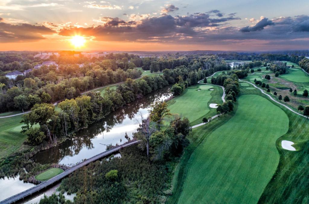 利斯堡兰斯当度假酒店及Spa的日落时分高尔夫球场空中景色
