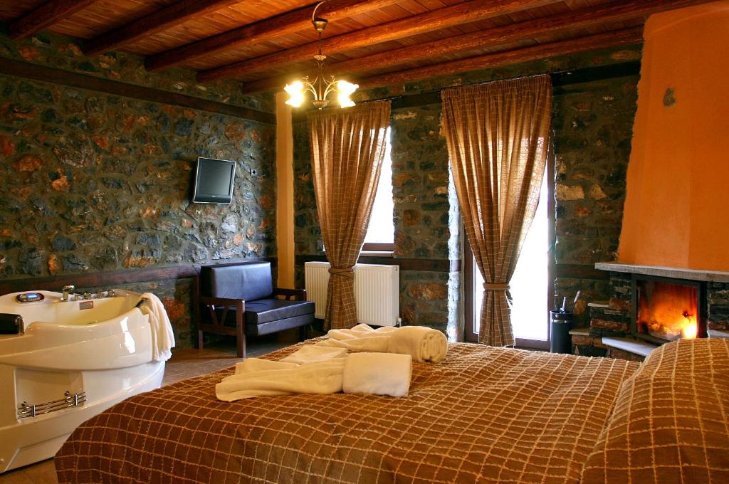 帕雷斯阿吉萨那Guesthouse Toitos的一间卧室配有一张床、一个浴缸和一个水槽