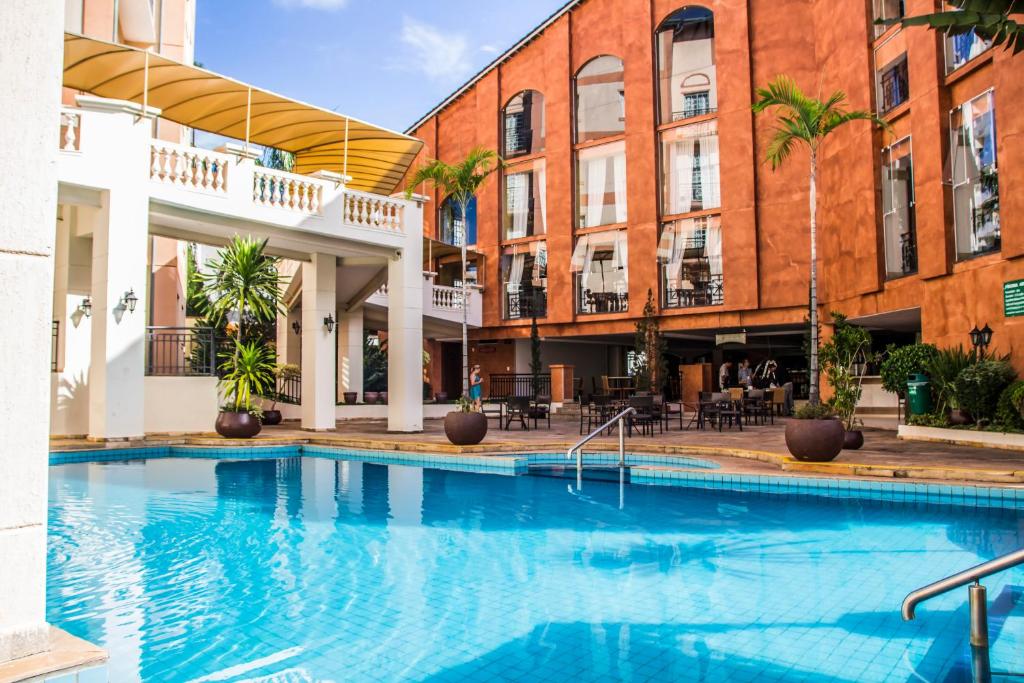 热河市Rio Quente Resorts - Hotel Giardino的大楼前的大型游泳池