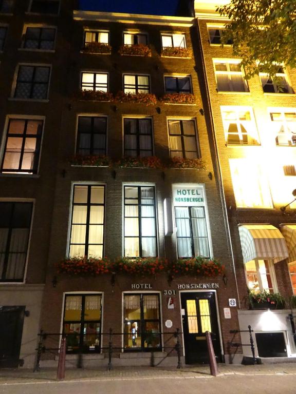 阿姆斯特丹Hotel Hoksbergen的前方有窗户和鲜花的建筑