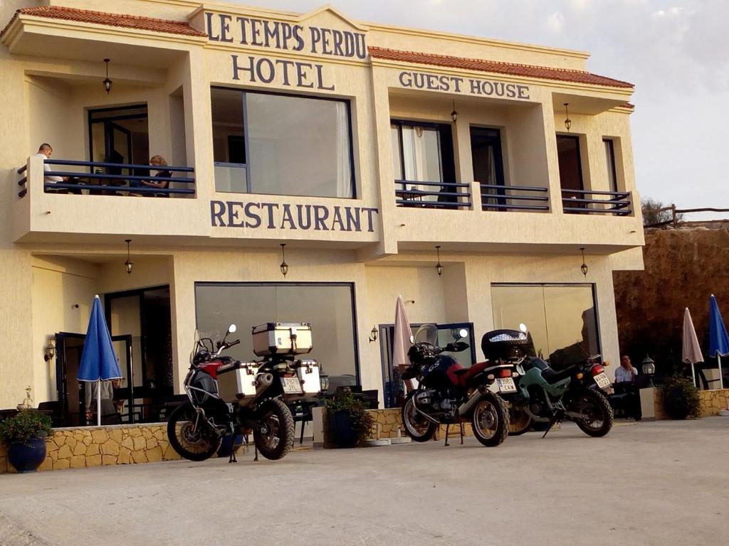 沃利迪耶Le temps perdu的两辆摩托车停在旅馆前