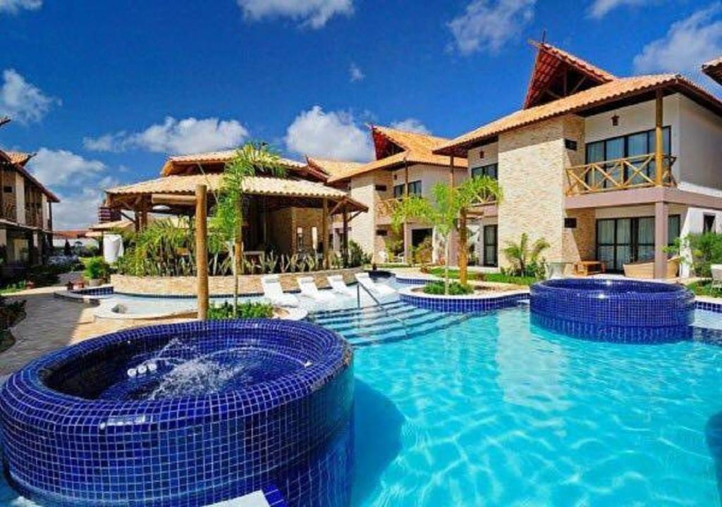 卡贝德卢Bangalô com área de lazer estilo resort的房屋前的游泳池