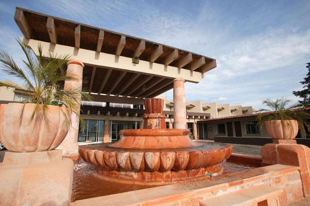 萨卡特卡斯Hotel Parador Zacatecas的大楼前方的大型砖喷泉