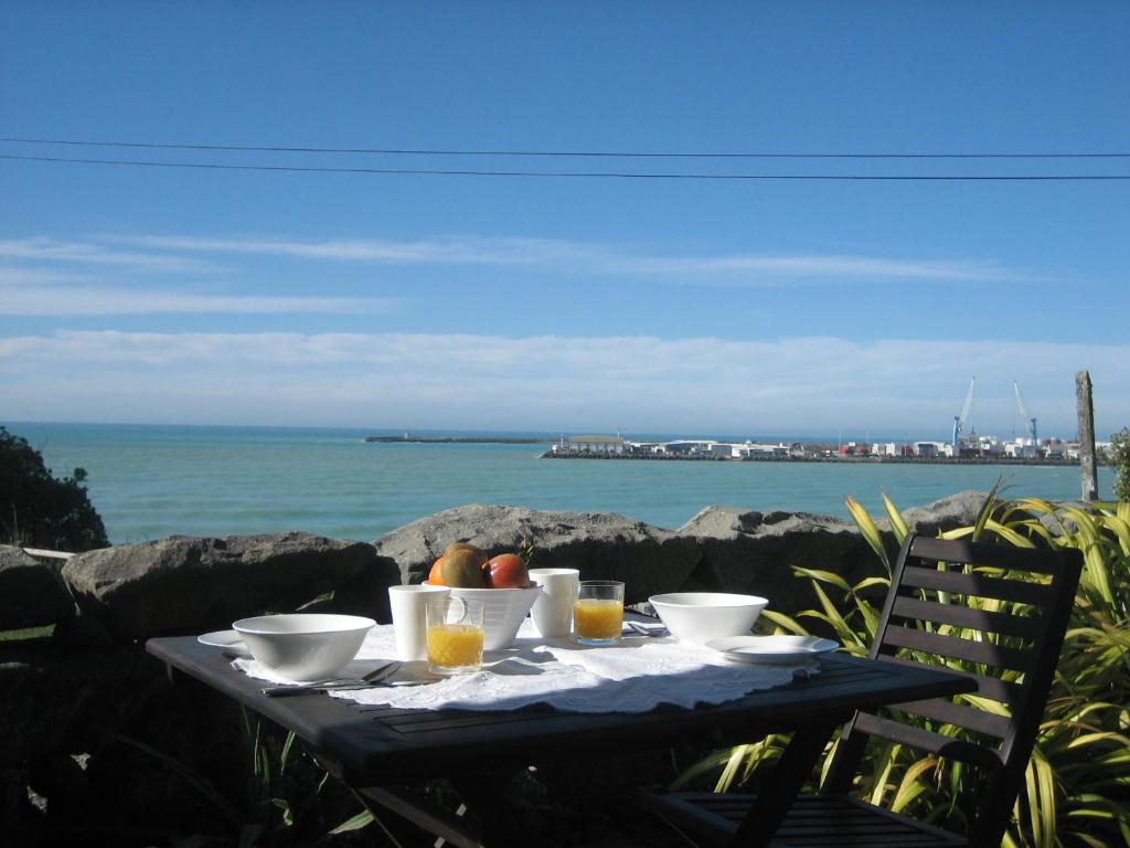 提马鲁逸景住宿加早餐酒店的一张带食物的桌子,享有海景