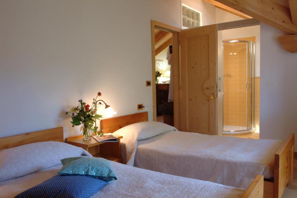 菲耶梅堡里兹住宿加早餐旅馆的一间卧室设有两张床,一扇门通往浴室