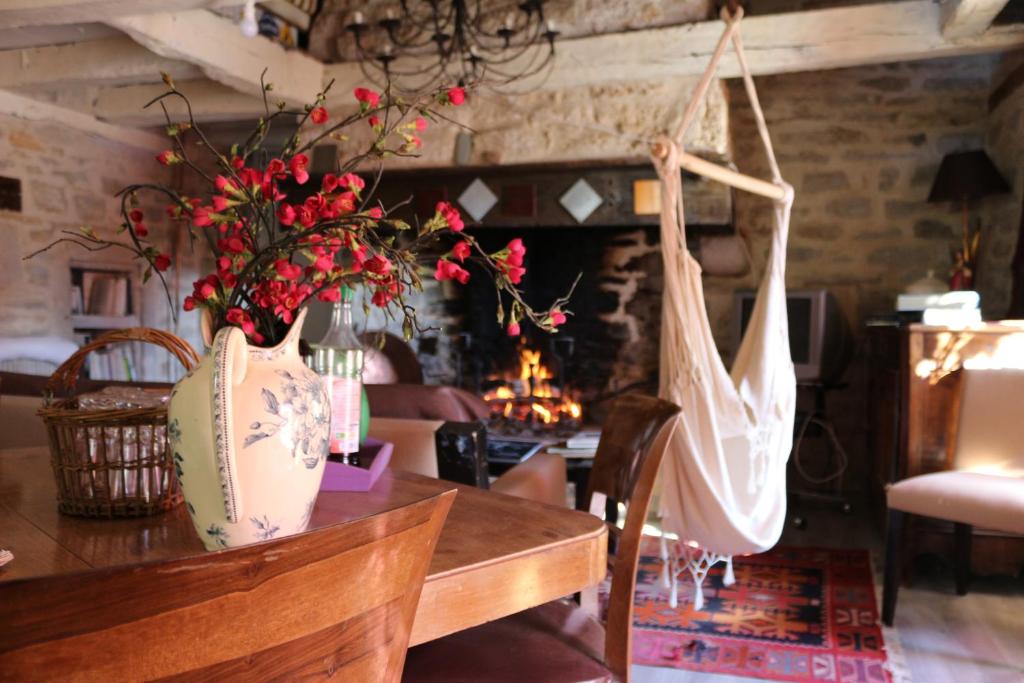 VailhourlesLe Moulin à huile的用餐室配有带鲜花和袋子的桌子