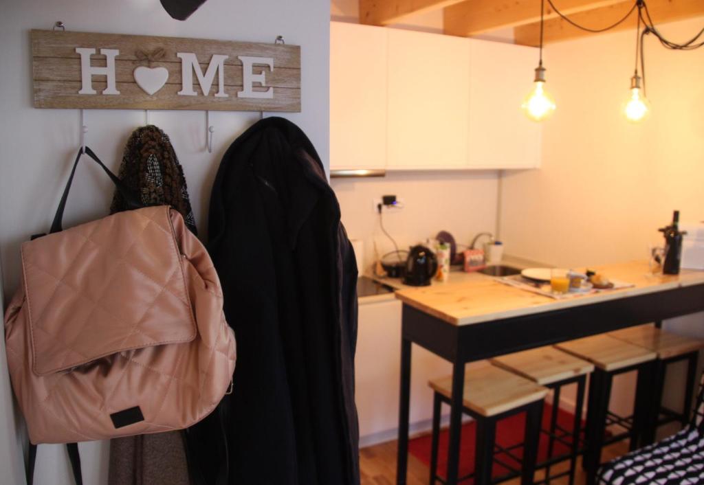 波尔图Loft Mártires的厨房配有桌子和墙上的袋子