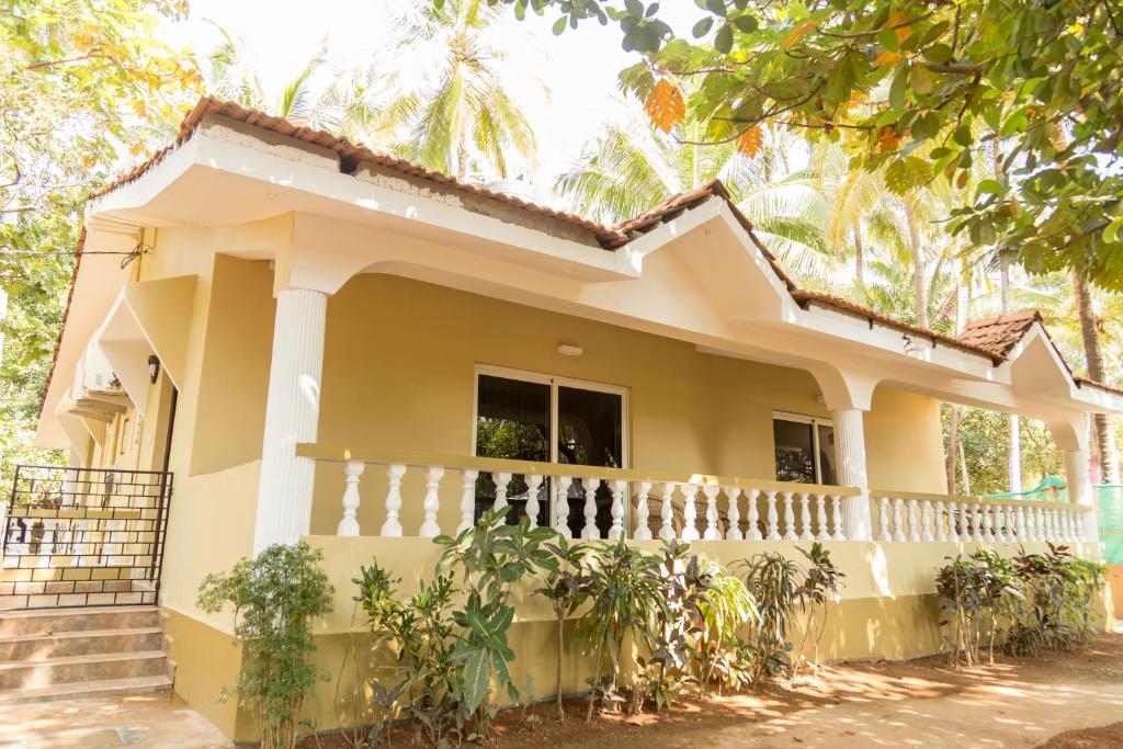 瓦加托Hill Top Goa Lodge的尼格里亚郊区的房子