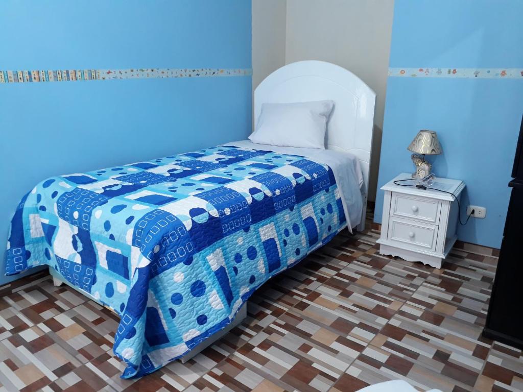 利马B&B La Casa del Turista的一间蓝色卧室,配有床和床头柜