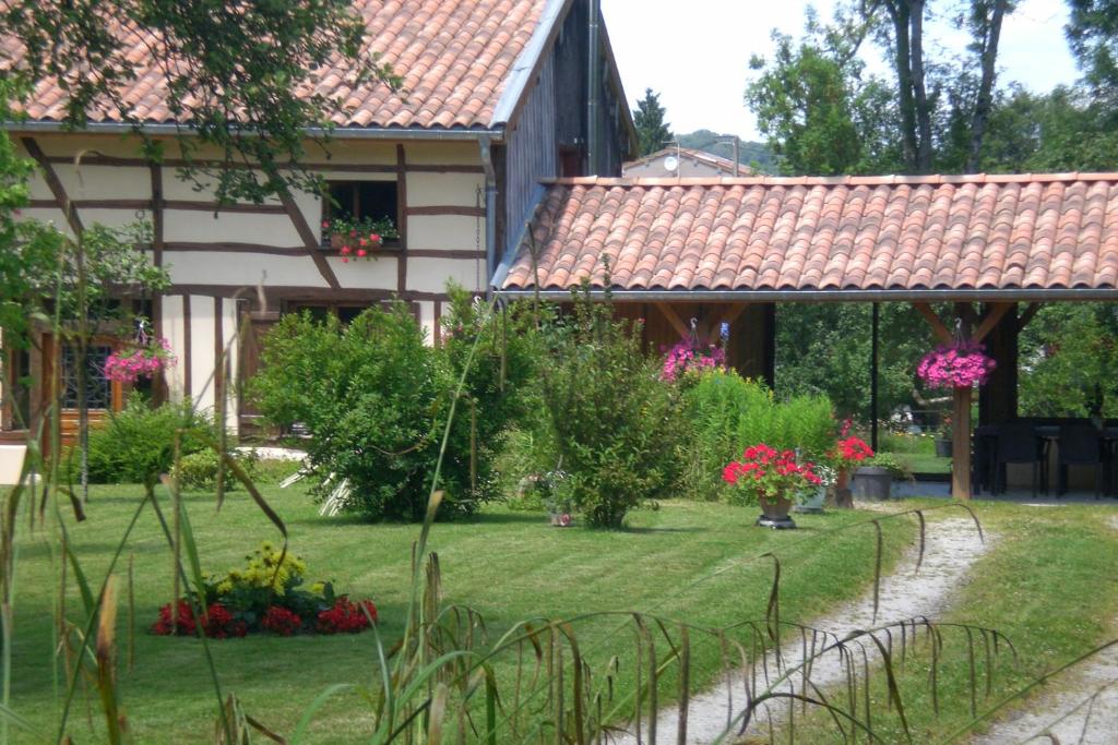 FuteauLa maison du bûcheron的鲜花屋前的花园