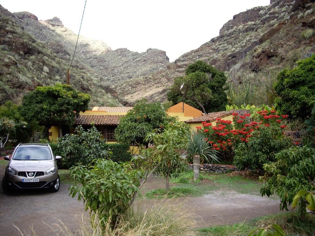 圣克鲁斯-德特内里费Casa Dos Barrancos的停在房子前面的停车场的汽车