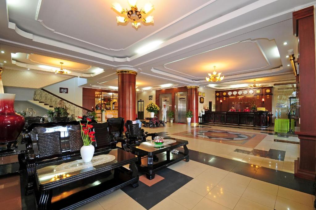 顺化维新酒店的酒店大堂设有桌椅