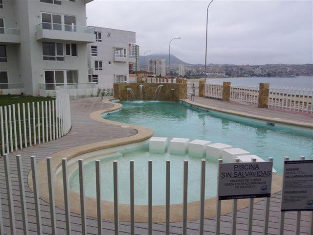 科金博Condominio Costamar的围栏旁的游泳池
