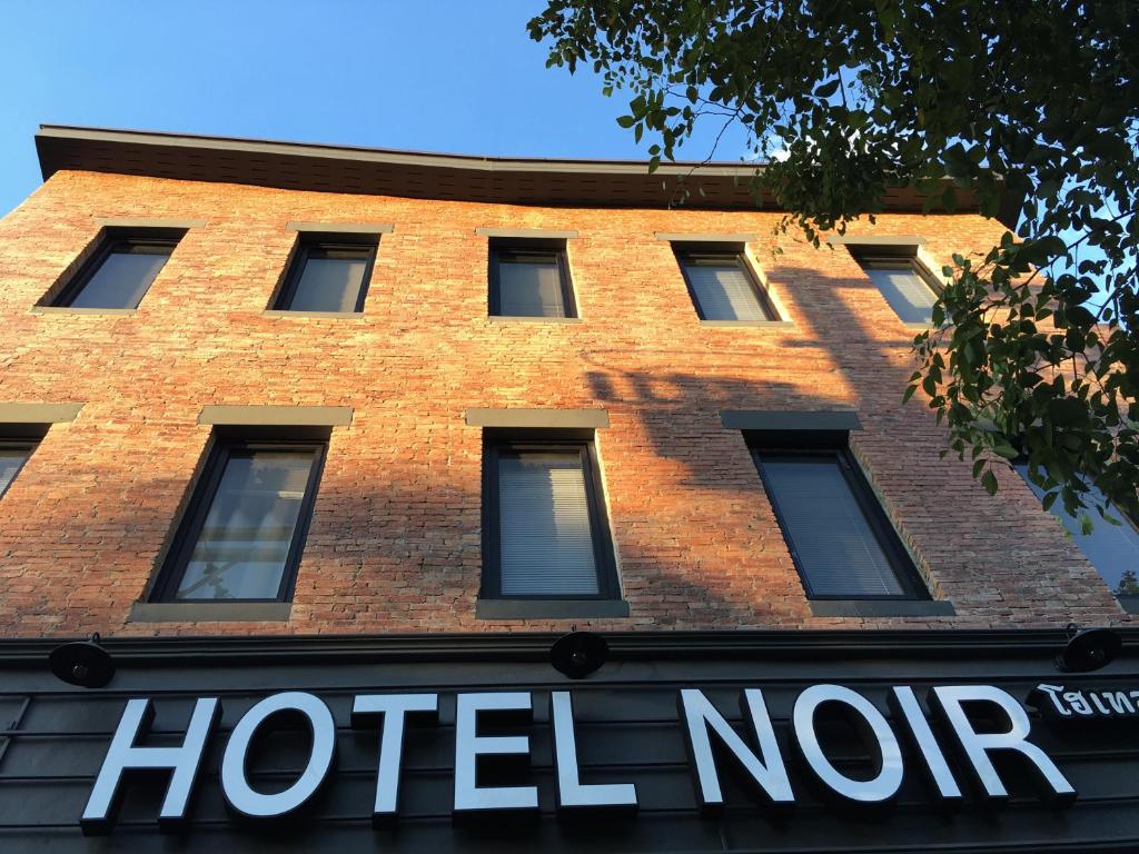 清迈努瓦尔酒店的一座砖砌的建筑,上面没有酒店标志