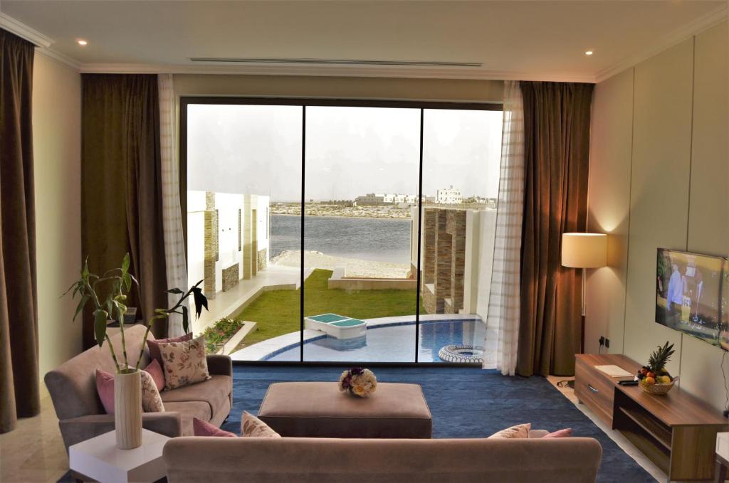 半月湾Tamara Beach Resort, Al Khobar Half Moon Bay-"Families Only"的客厅设有美景大窗户