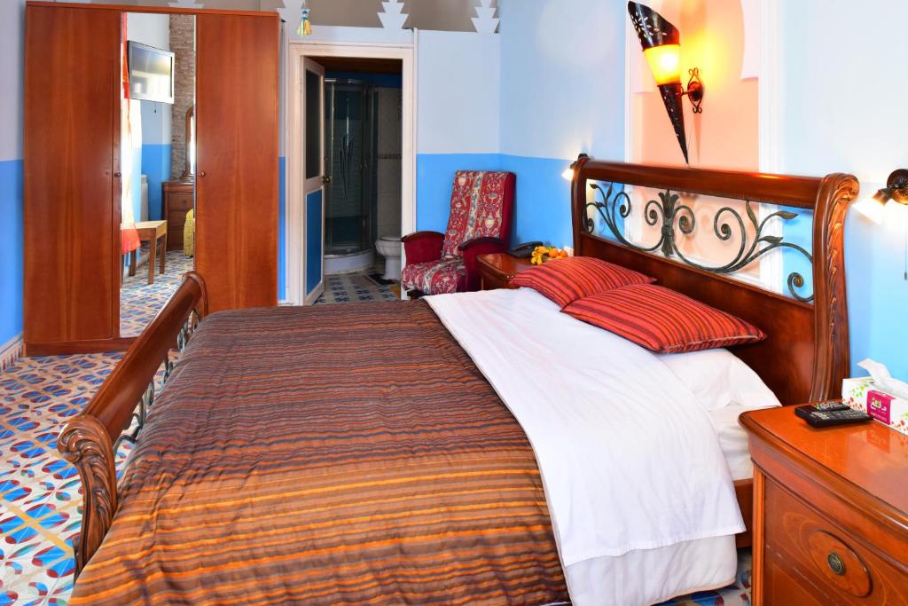 杰迪代摩洛哥里亚德斯卡杰迪代旅馆的一间卧室配有一张大床和红色枕头