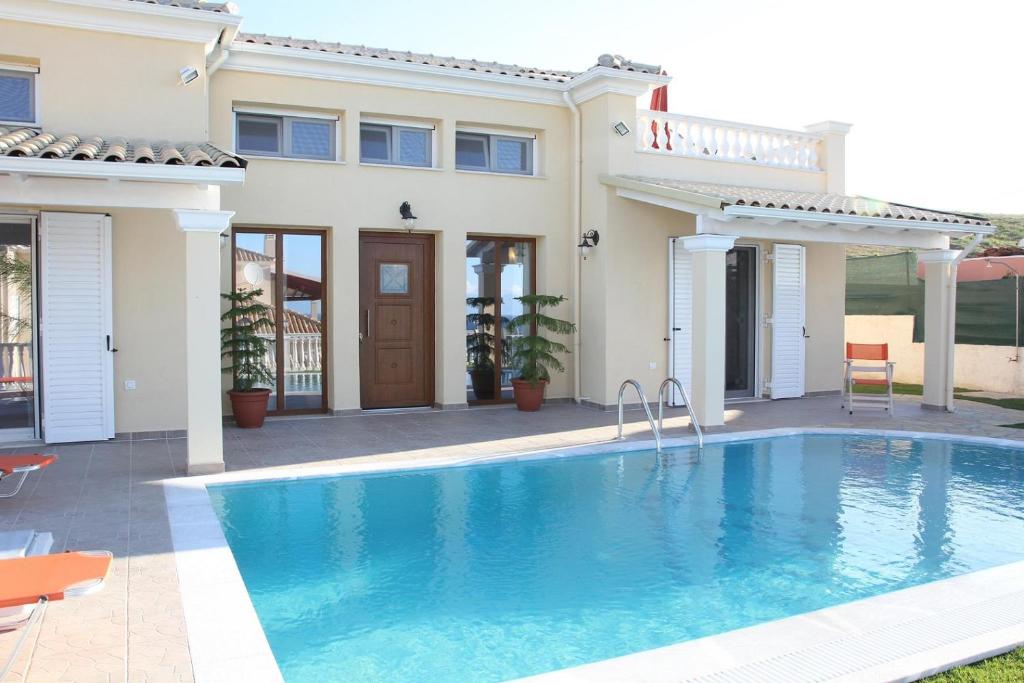 圣斯特凡诺斯Villa de la Mer的别墅前设有游泳池