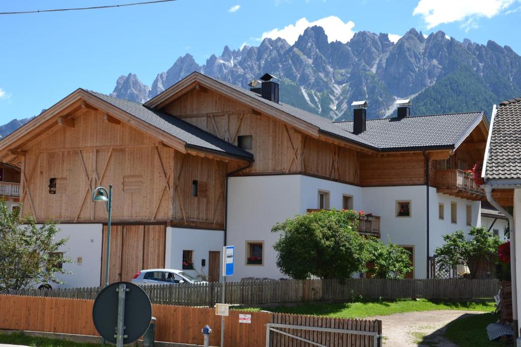 多比亚科Mutznhof的一座带围栏和山脉的房屋