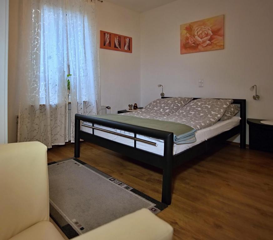 盖尔森基兴SK Apartments - Liborius的一间卧室配有一张床、一张沙发和一个窗口