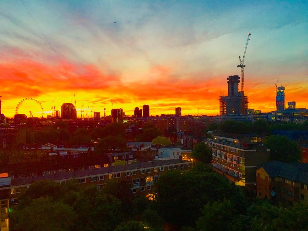 伦敦Prospect House的城市天际线,背景是日落