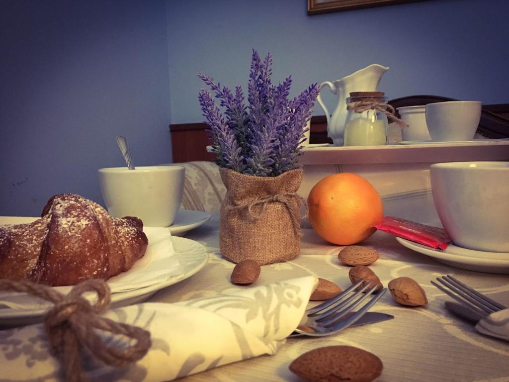 阿韦利诺马拉加酒店的桌子,上面有面包和咖啡杯及坚果