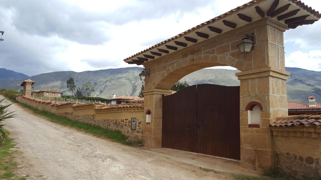 莱瓦镇Cabañas Sol y Luna的土路石墙的大门