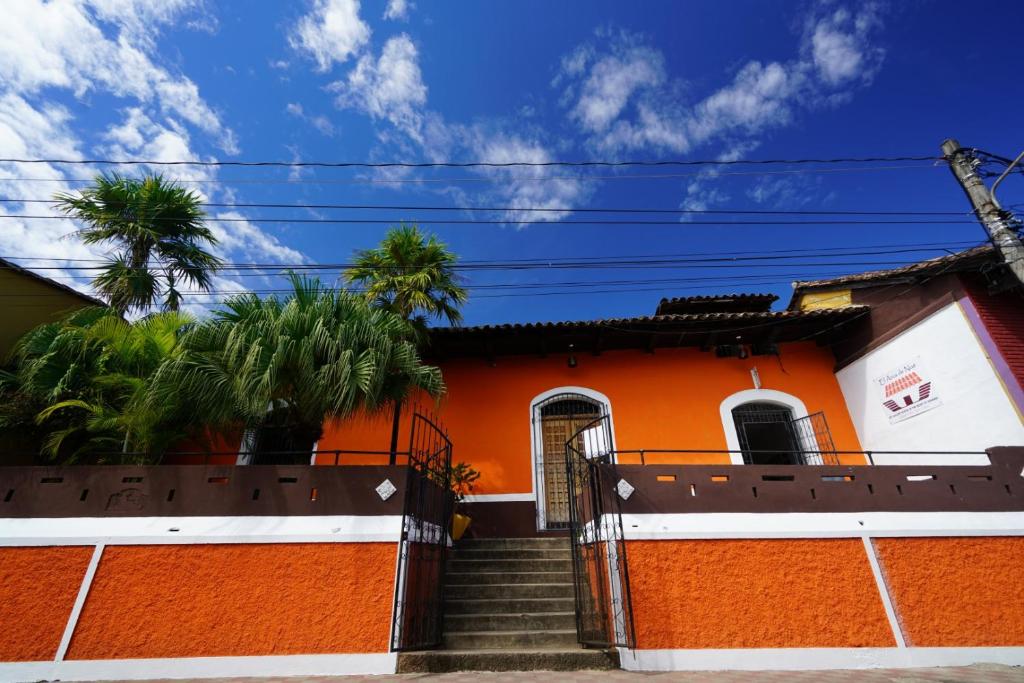 格拉纳达阿卡德诺旅馆的橙色和白色的房子,设有门和楼梯