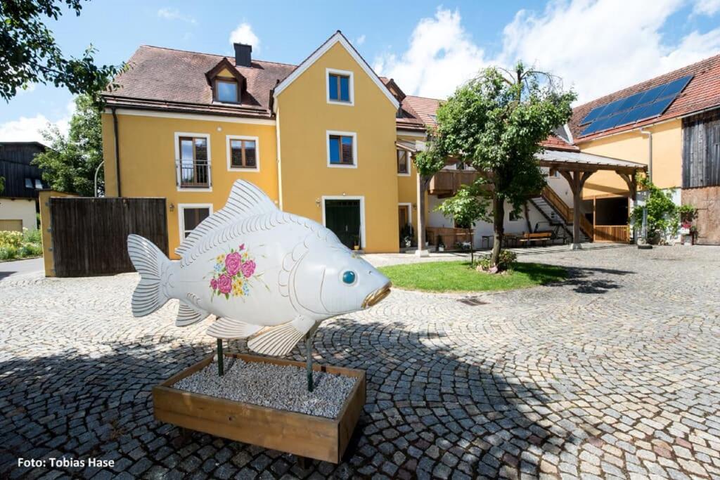 MitterteichFischhof Beer的一座房子前面的鱼雕像