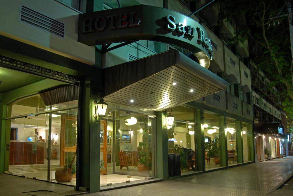 圣拉斐尔Hotel San Rafael的夜间大楼一侧的酒店标志