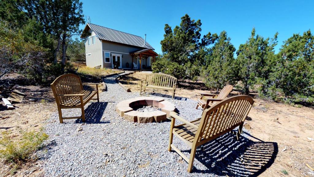 布兰丁The Cedars Country Cottage, Solitude, Amazing Night Skies!!的坐在火坑周围的椅子