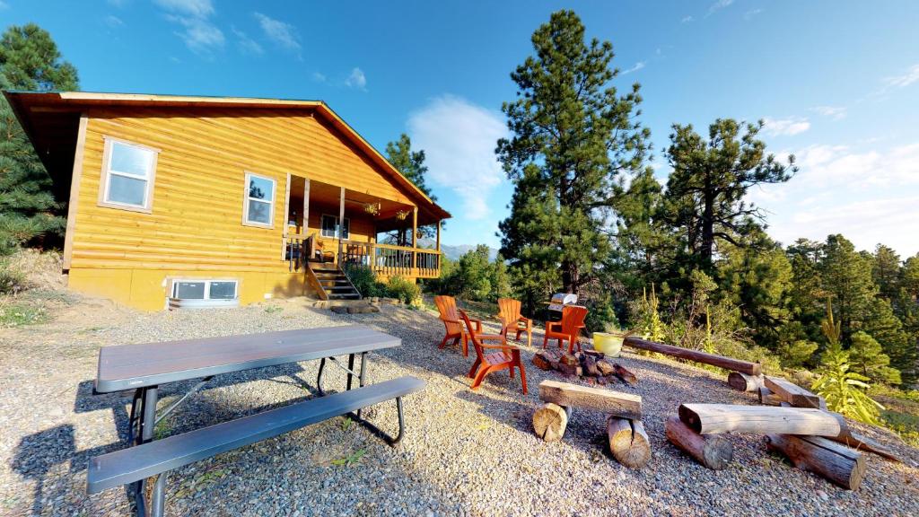 蒙蒂塞洛Long View Cabin, Breakfast Deck overlooking the Canyon!的房屋前设有野餐桌和椅子