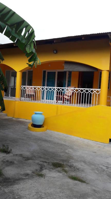 马埃岛博瓦隆公寓的前面有一个蓝色碗的黄色房子