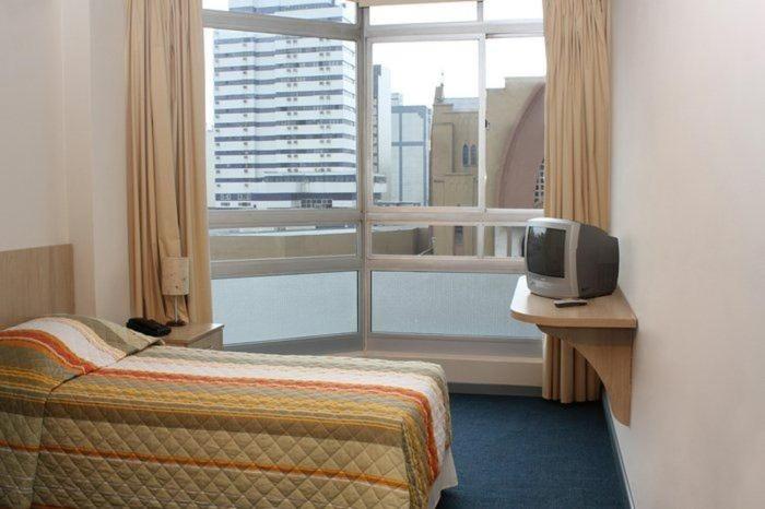 库里提巴欧罗酒店的酒店客房设有床和窗户。