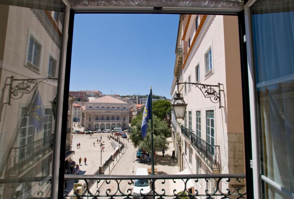 里斯本格里斯住宅酒店的阳台享有城市美景。