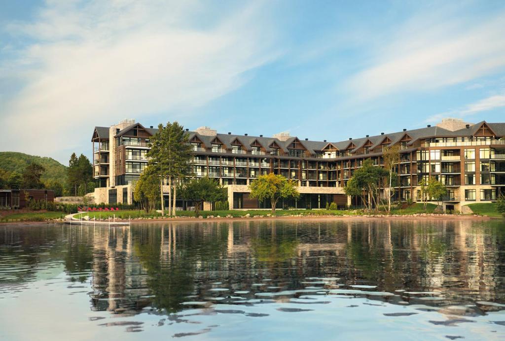 博波尔上湖环境酒店的靠近水体的大型公寓楼