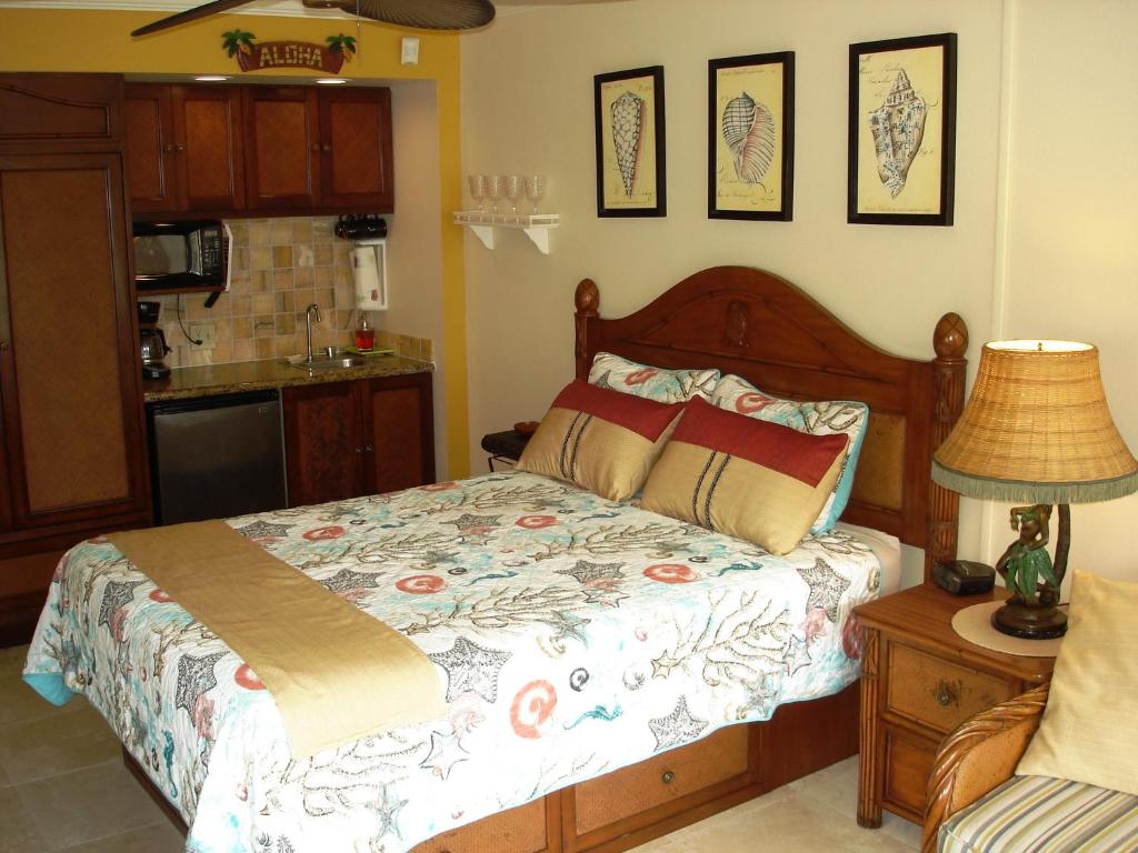 卡帕阿艾兰德尔海滨244号公寓的一间卧室配有一张床和一张带台灯的桌子