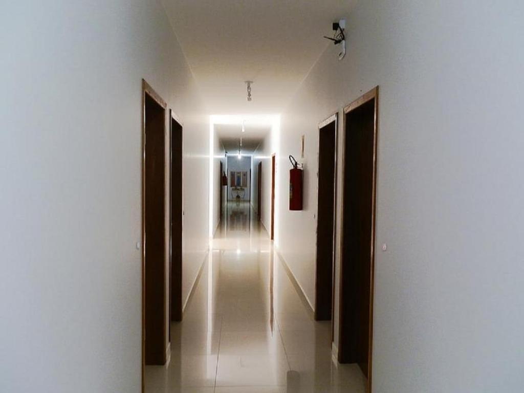 阿尔塔弗洛雷斯塔Lisboa Palace Hotel的走廊上设有白色墙壁和天花板上的灯