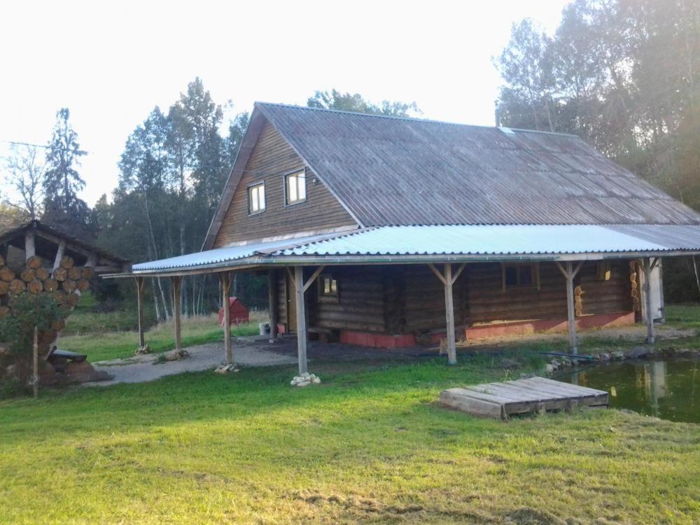 PurilaHuntingbox的野外的小木屋,屋顶蓝色