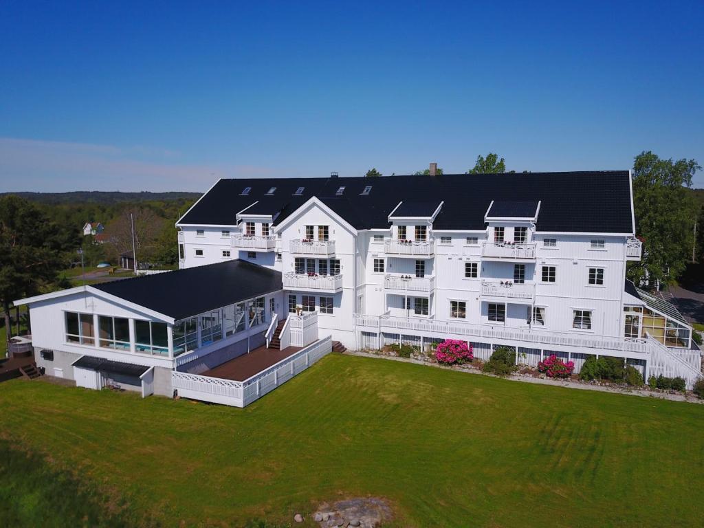 费尔维克Arendal Herregaard Spa & Resort的享有带庭院的大型白色房屋的空中景致